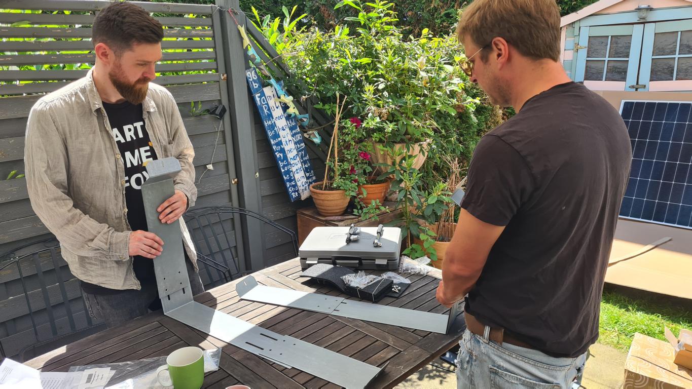 Die Halterung des Yuma Flat XL Balkonkraftwerks wird zusammengebaut aus mehreren Einzelteilen.